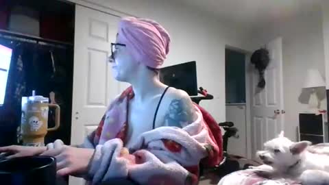 MissMona online show from April 1, 11:00 am