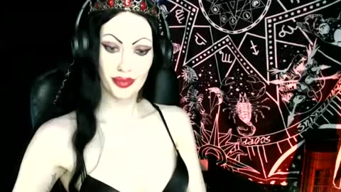 Snapshot of missmoondoll chatting on July 18, 5:44 am MissMoonDoll online show from July 18, 5:44 am