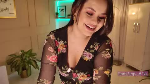 Snapshot of missvale_ chatting on September 30, 11:43 pm Valentina online show from September 30, 11:43 pm
