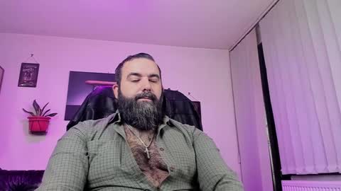 Snapshot of misterlov3r chatting on December 11, 11:32 pm misterlov3r online show from December 11, 11:32 pm