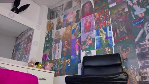 Snapshot of mistileav chatting on April 16, 4:41 pm online show from April 16, 4:41 pm