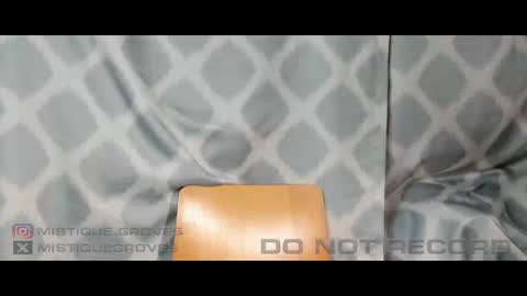 Snapshot of mistique_groves chatting on October 9, 3:04 am Mistique Groves online show from October 9, 3:04 am