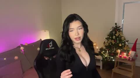 Mia online show from December 20, 7:54 pm