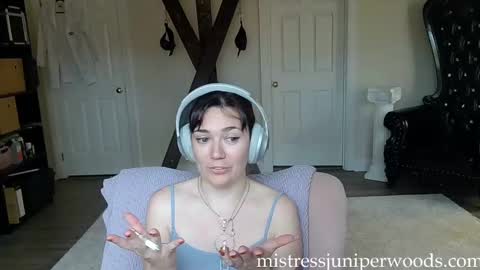 Snapshot of mistressjuniper chatting on November 13, 5:34 pm Mistress June online show from November 13, 5:34 pm