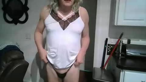 Snapshot of mistygoodslut chatting on February 5, 1:27 pm mistygoodslut online show from February 5, 1:27 pm