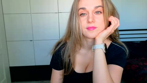 mmminnie online show from April 1, 2:03 pm