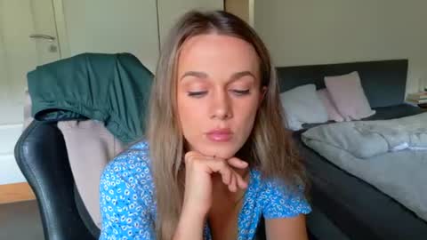 mmminnie online show from July 8, 10:09 am