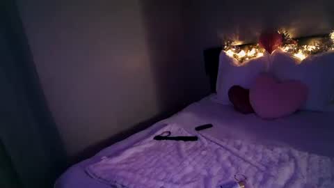 Snapshot of mmmmmwah chatting on February 15, 6:43 am Angel online show from February 15, 6:43 am