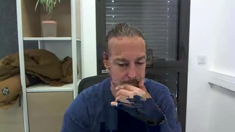 Snapshot of moi9876543210 chatting on December 9, 12:19 pm Julien online show from December 9, 12:19 pm