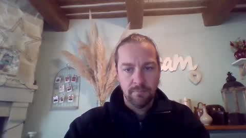 Snapshot of moi9876543210 chatting on February 10, 12:29 pm Julien online show from February 10, 12:29 pm