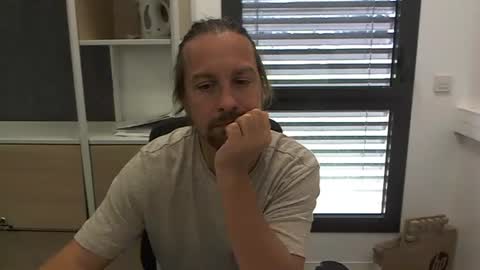 Snapshot of moi9876543210 chatting on September 18, 10:50 am Julien online show from September 18, 10:50 am