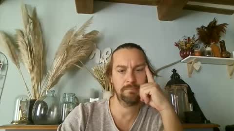 Snapshot of moi9876543210 chatting on October 13, 12:27 pm Julien online show from October 13, 12:27 pm