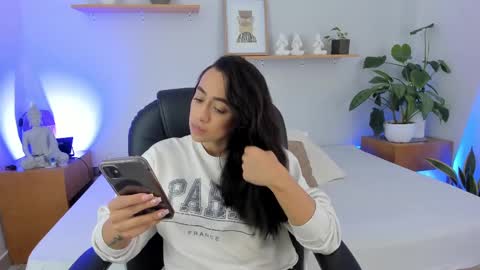 M o L l i E  online show from February 24, 12:26 pm