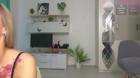 molliblum online show from May 8, 2:22 pm