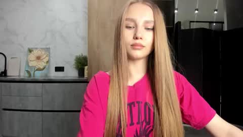 Snapshot of molly_555 chatting on December 20, 9:16 am Sima online show from December 20, 9:16 am