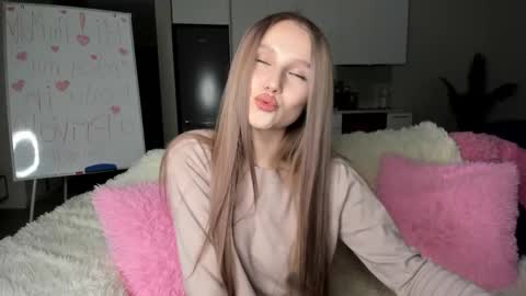 Snapshot of molly_555 chatting on February 9, 11:36 am Sima online show from February 9, 11:36 am