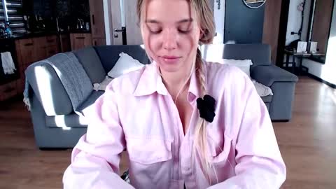 Snapshot of molly_bell chatting on March 11, 1:17 pm Molly online show from March 11, 1:17 pm