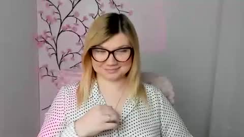 Molly online show from April 10, 11:37 am