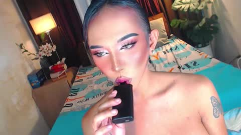 Snapshot of mollycummers chatting on November 19, 7:08 am Molly online show from November 19, 7:08 am