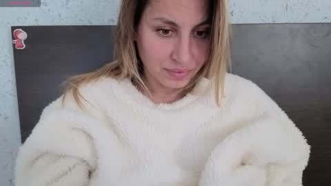 Snapshot of mollyforyou chatting on November 18, 9:47 am Nica follow me online show from November 18, 9:47 am