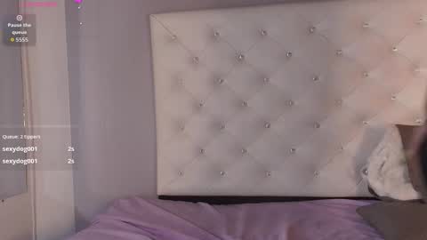 mollyycrystal online show from December 3, 8:00 am