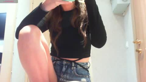 Snapshot of momentbeforedown chatting on November 15, 3:37 am Hailey online show from November 15, 3:37 am