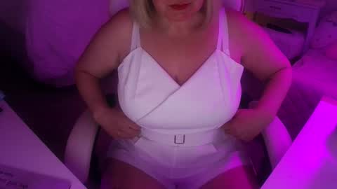 Mommy Julia online show from May 4, 11:06 am