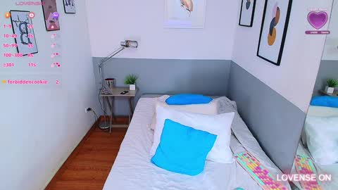 Snapshot of mommyissuess_ chatting on January 23, 8:13 pm Daphne  online show from January 23, 8:13 pm