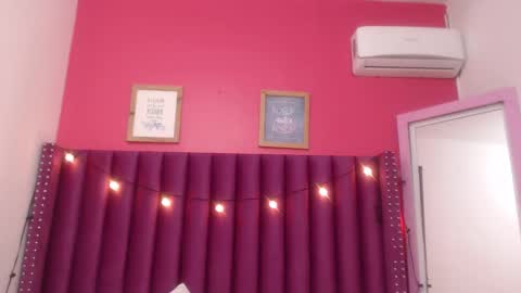 Snapshot of mommyissuess_ chatting on February 26, 6:37 am Daphne  online show from February 26, 6:37 am