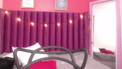 Snapshot of mommyissuess_ chatting on February 26, 9:42 am Daphne  online show from February 26, 9:42 am