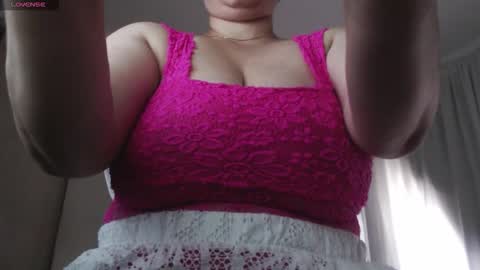 Snapshot of mommyissuess_ chatting on October 8, 12:14 pm Daphne  online show from October 8, 12:14 pm