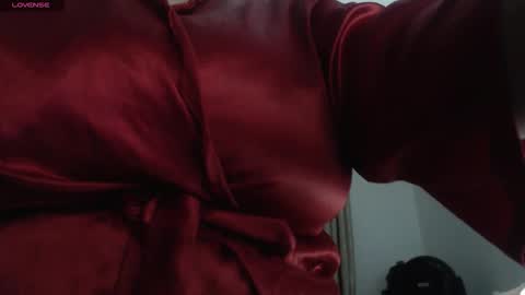 Snapshot of mommyissuess_ chatting on October 29, 7:32 am Daphne  online show from October 29, 7:32 am