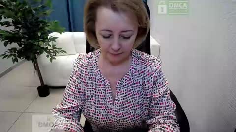 Snapshot of mona_w chatting on February 27, 10:59 am Mona online show from February 27, 10:59 am