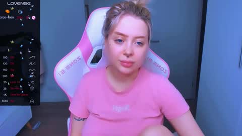 Snapshot of monalauu chatting on February 6, 2:33 am online show from February 6, 2:33 am