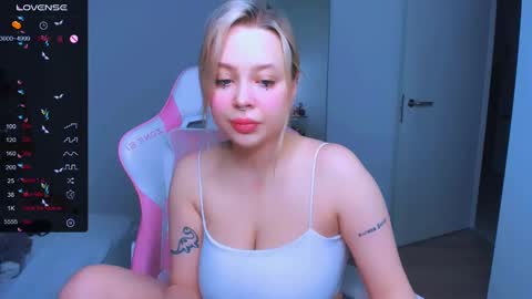 Snapshot of monalauu chatting on February 24, 11:19 pm online show from February 24, 11:19 pm