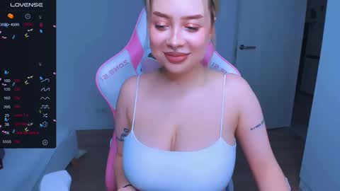 Snapshot of monalauu chatting on February 27, 7:44 am online show from February 27, 7:44 am