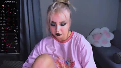 Snapshot of monalauu chatting on November 29, 8:34 pm online show from November 29, 8:34 pm