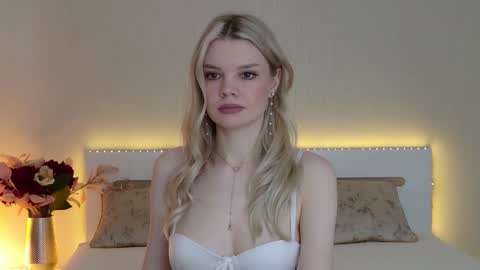 Monaxxx  online show from December 18, 1:23 pm