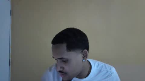 Snapshot of moneyblancos chatting on April 3, 3:37 am moneyblancos online show from April 3, 3:37 am