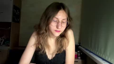 Mia online show from June 25, 5:50 pm