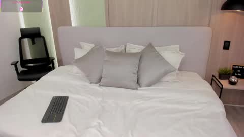 Snapshot of moniquemilff chatting on February 18, 10:50 pm Monique online show from February 18, 10:50 pm