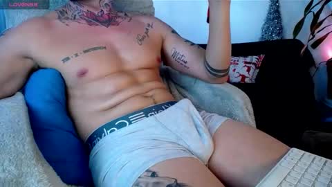 Snapshot of monnojones chatting on December 7, 10:06 pm monnojones online show from December 7, 10:06 pm