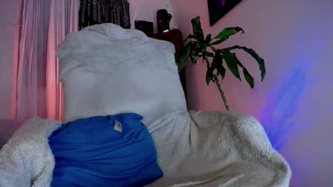 Snapshot of monnojones chatting on December 5, 3:15 am monnojones online show from December 5, 3:15 am