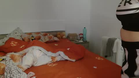 Snapshot of montserrat123 chatting on February 7, 9:37 am Monse online show from February 7, 9:37 am