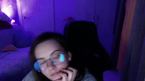 moodiemira online show from January 8, 8:22 pm