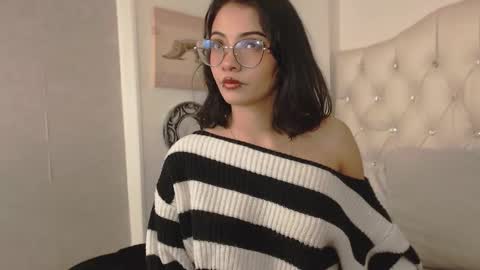 Snapshot of moon__april chatting on October 15, 6:08 pm Elizabeth online show from October 15, 6:08 pm