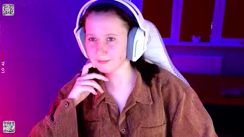 Snapshot of moon_avengers chatting on February 3, 4:01 pm Lola online show from February 3, 4:01 pm