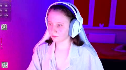 Snapshot of moon_avengers chatting on February 17, 3:40 pm Lola online show from February 17, 3:40 pm