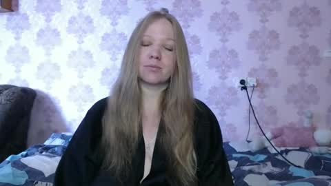 Snapshot of moon_linght000 chatting on June 3, 6:05 am moon_linght000 online show from June 3, 6:05 am