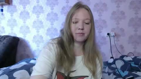 Snapshot of moon_linght000 chatting on June 4, 5:35 am moon_linght000 online show from June 4, 5:35 am